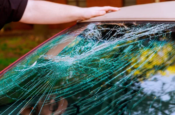Vidrio roto grietas astillas delante del coche — Foto de Stock