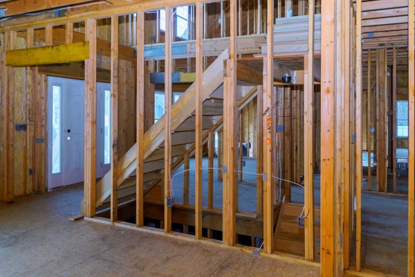 Domov rámování nedokončené dřevěných sloupků budovy nebo domu — Stock fotografie
