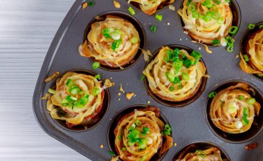 Kızarmış pastırma pişmiş gevrek patates gül