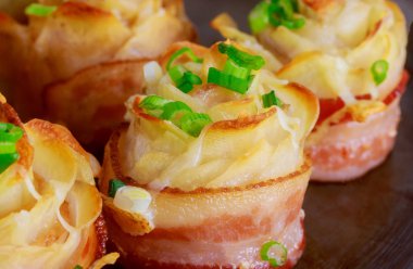 Rulo pastırma ve peynir, yeşil soğan ile kavrulmuş patates