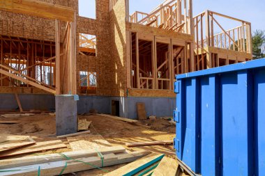 Eski ve kullanılan yapı malzemesi yeni bina inşaat iş sitesi.