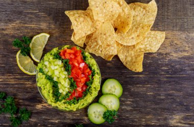Rustik ahşap masa üzerinde mısır cipsi ile Guacamole