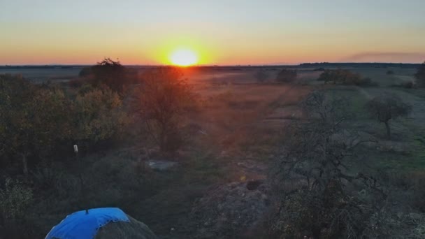 Luchtfoto natuur landschap prachtige velden landelijk onder gouden zonsondergang. — Stockvideo