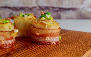 Pastırma sarılmış patates, peynir ile fırında pişmiş.