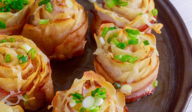 Pastırma dilimlenmiş patates ve peynir yakın çekim tavada