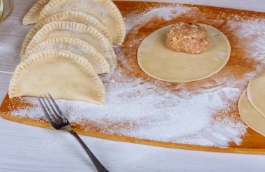 Ahşap tahta üzerinde et ile ev yapımı hamur yapımı