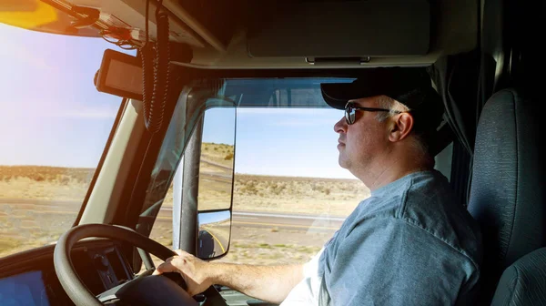 Camionneurs gros camion droite conducteur de la circulation mains sur le gros volant de camion — Photo