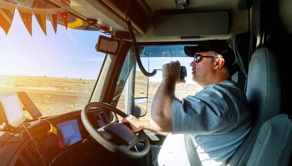 Camionneurs gros camion droites mains de circulation tenant radio et volant — Photo