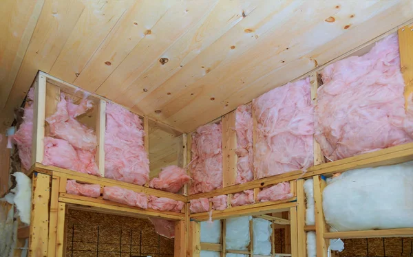 Tepelná izolace v novém domě s minerální vlnou, dům wood — Stock fotografie