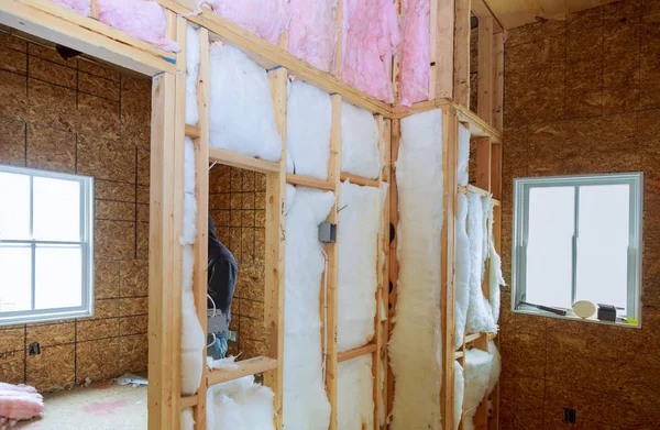 Μέσα απομόνωσης θερμότητας τοίχων με ορυκτό μαλλί σε ξύλινο σπίτι, κτίριο υπό κατασκευή — Φωτογραφία Αρχείου