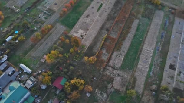 Flug über ein Dorf im Herbst. schöne ariale Aussicht auf mit kleinen Häusern im Herbst. — Stockvideo