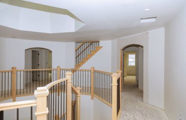 Ahşap korkuluklar ile lekeler ile yeni ev inşaat boyama