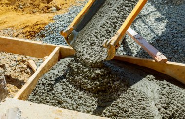 Kaldırım kılavuzunda bir konut kırsal ev etrafında beton bir geçit inşaatı