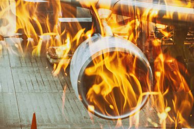 Yangın airoport yanan bir uçak savaşır