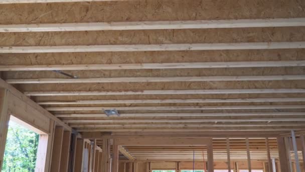 Feixe de moldura interior da nova casa em construção home framing — Vídeo de Stock