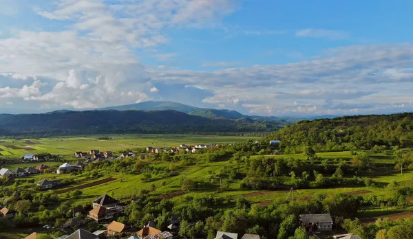 阳光明媚的夏日，在蓝天中的蒙坦小村庄 — 图库照片