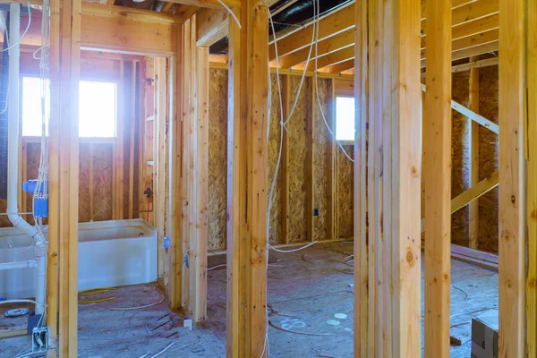 Feixe de moldura interior da nova casa em construção home framing — Fotografia de Stock