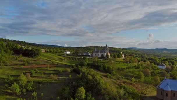 Mała wioska w Montain w słoneczny letni dzień i błękitne niebo — Wideo stockowe