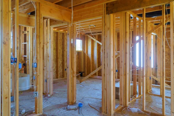 Casa de marco de madera, palo construido casa en construcción con armazón de madera, poste y marco de viga . — Foto de Stock