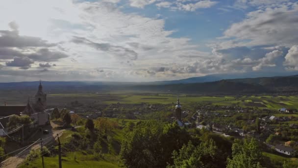 Letecký pohled na malou vesnici obklopenou horami geomorfologického Ukrajinou — Stock video