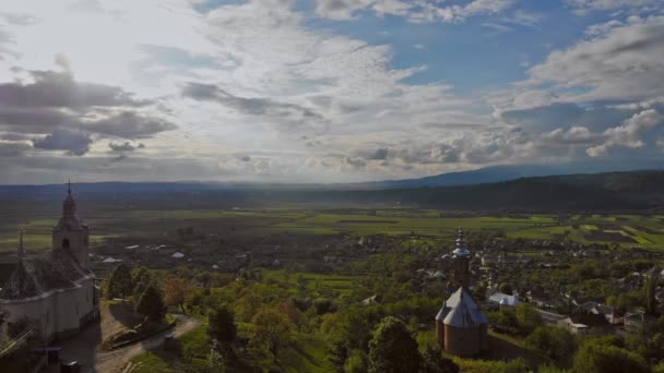 Widok z góry małego małego miasteczka, lasu w górach — Wideo stockowe
