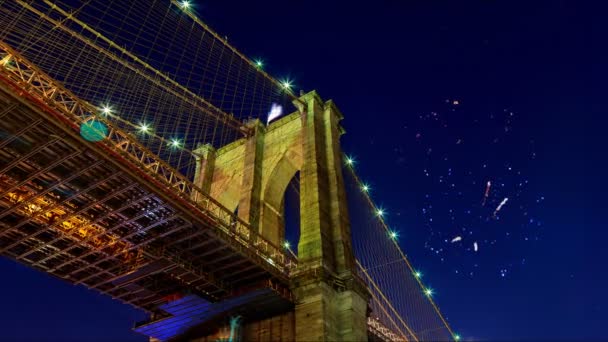 Verbazingwekkende sprankelende vuurwerk Brooklyn Bridge in de schemering van New York City. — Stockvideo