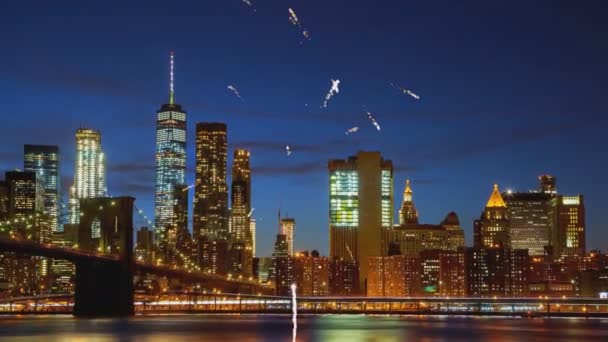 Fogos de artifício espumantes incríveis Brooklyn Bridge ao entardecer da cidade de Nova York . — Vídeo de Stock