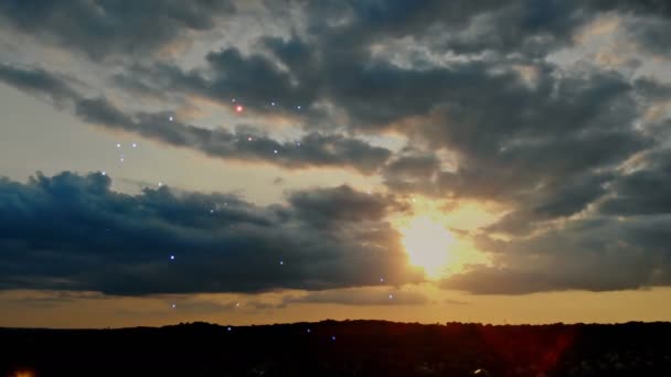 Hermoso atardecer y coloridos fuegos artificiales después del atardecer — Vídeo de stock