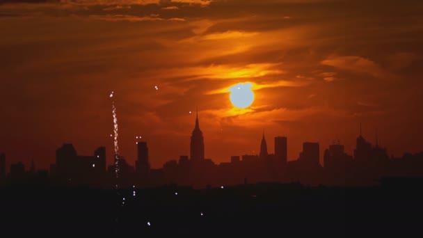 Kembang api di atas latar belakang matahari terbenam Pulau Manhattan pada Hari Kemerdekaan New York — Stok Video