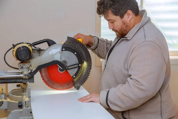 Master sierra circular de corte cortar un pedazo de estantes laminados de madera —  Fotos de Stock