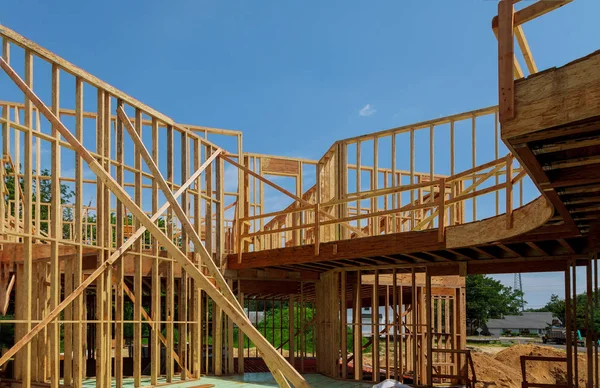 Nueva casa ecológica de madera de materiales naturales bajo marco de construcción contra el cielo despejado desde el interior . — Foto de Stock
