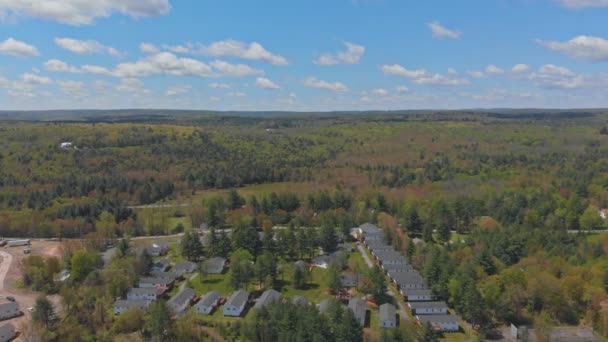 Pocono Mountains Pennsylvania landschap met groene weide en bos — Stockvideo