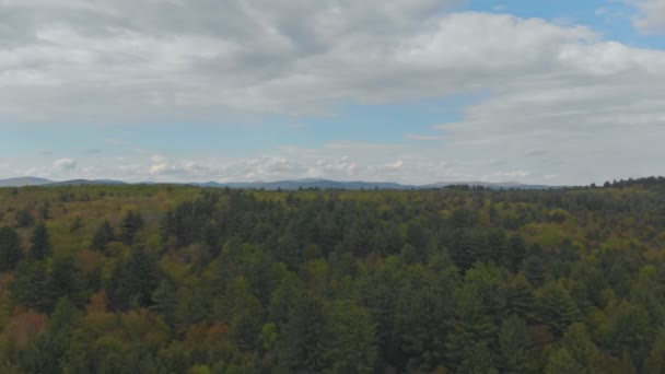 Een landschap met bergen en blauwe hemel met witte wolken — Stockvideo