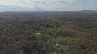 Pocono Dağları'nda dağlar ve beyaz bulutlarla mavi gökyüzü ile bir manzara, New York, Abd.