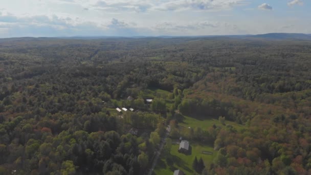 Krajina s horami a modrou oblohou s bílými mraky, v pohoří Pocono, New York, USA. — Stock video