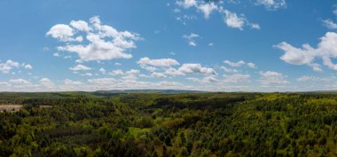 Pocono Dağları'nda dağlar ve beyaz bulutlarla mavi gökyüzü ile bir manzara, New York, Abd.