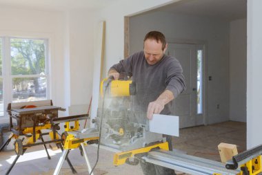 Ahşap daire testere testere testere testere kesme erkekler ahşap döşeme tabanı kesme