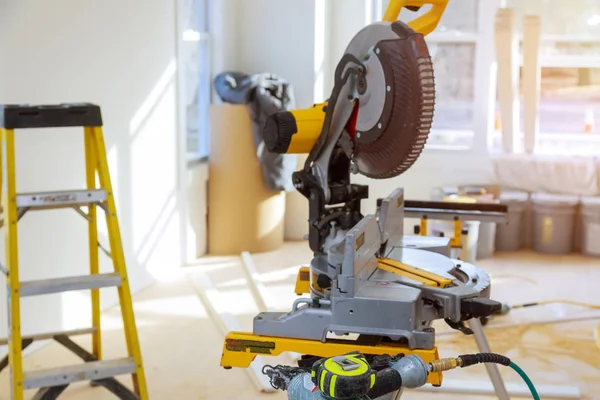 Primo piano di sega circolare affilato lama rotante attrezzature di lavoro in legno e macchinari — Foto Stock