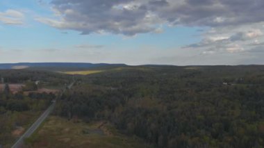 Mavi gökyüzü ve bulutlar dağ manzara güneşli bir gün ile kırsal bir yol