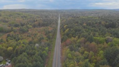 Mavi gökyüzü ve bulutlar kırsal bir yol ile Dağ manzara