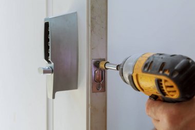 Kapı kilidi elektronik anahtar yükleme tamircisi Arka görünümü.