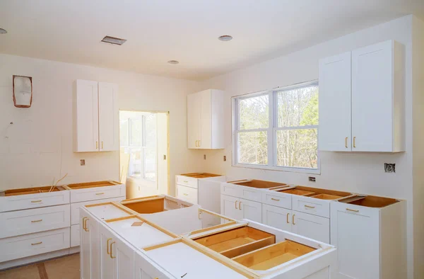 Cocina de mejora del hogar preparándose para instalar personalizado nuevo en la cocina moderna — Foto de Stock