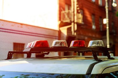 Acil polis arabasının çatıya monte edilmiş ışık çubuğu