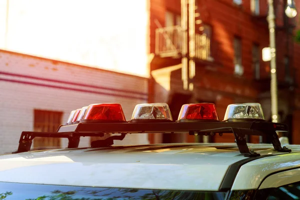 Na střeše byla světelná tyč nouzového policejního auta — Stock fotografie
