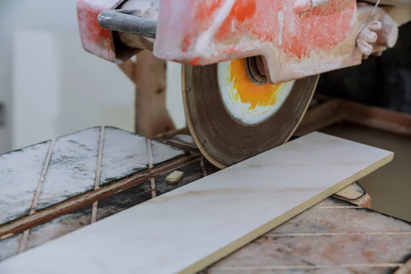 Кругова пилка для різання керамічної плитки електропила на будівництві — стокове фото