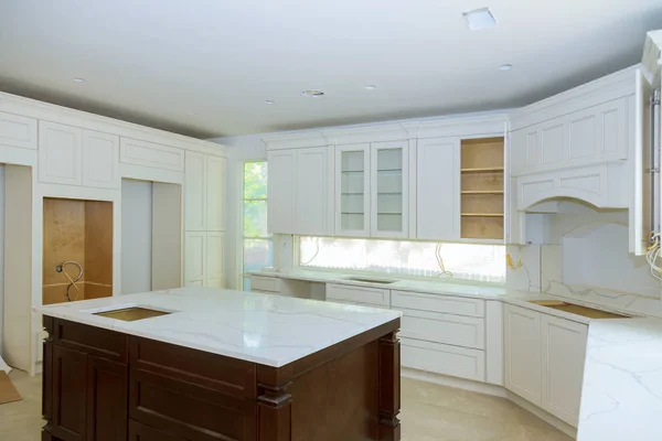 Cocina de mejora del hogar preparándose para instalar personalizado nuevo en la cocina moderna — Foto de Stock