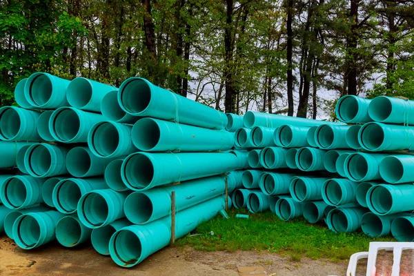 Tubos de plástico verde para drenajes de agua para la construcción —  Fotos de Stock