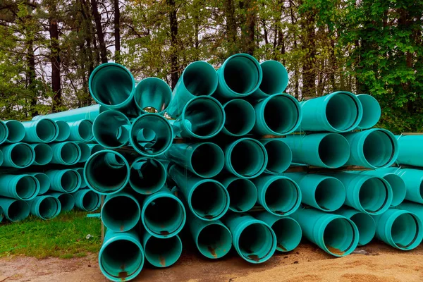 Grandes tuberías de alcantarillado de PVC industriales verdes construcción de carreteras con barricadas —  Fotos de Stock