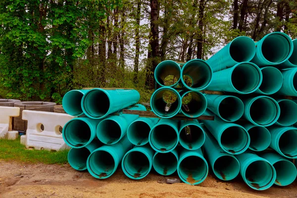 Paletas de tuberías de alcantarillado verde en construcción para sistema de drenaje —  Fotos de Stock
