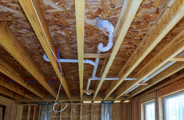 Residuos sistema de drenaje de tuberías de PVC dentro del edificio, tuberías en el techo —  Fotos de Stock